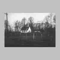 020-0077 Kapkeim ca. 1932-33. Das Wohnhaus der Familie Damrau. Im Bild sind die Zeppeline Hindenburg und Ludendorf zu erken-nen. .JPG